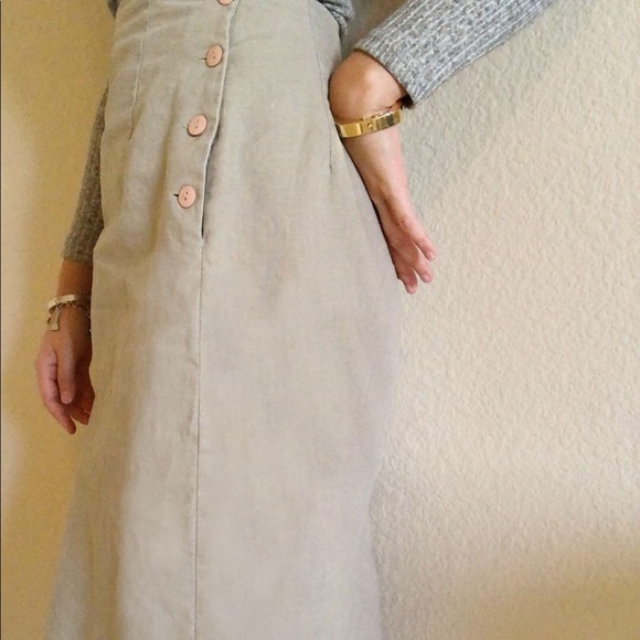 High-waisted beige skirt w/ side buttons - Picture 4 of 5